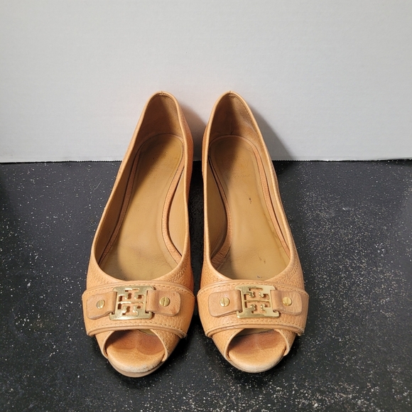 Tory Burch Tan leater Low Wedge Shoes - Picture 2 of 10
